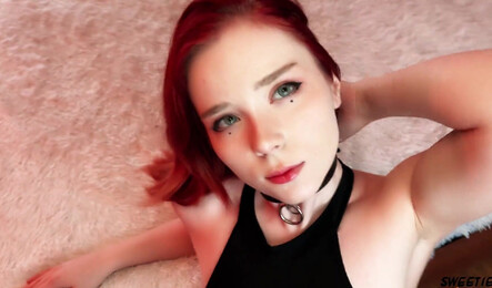 Милая русская девушка дразнит друга сладкой попой и очень хочет сладкого секса!