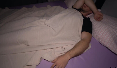 Падчерица сама пристает к отчиму, когда хочет секса с его большим членом!