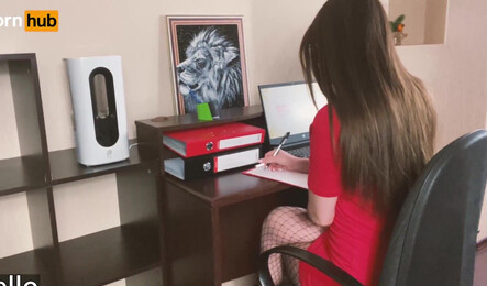 Начальнику надоело скучать на работе и он соблазнил секретаршу на секс!