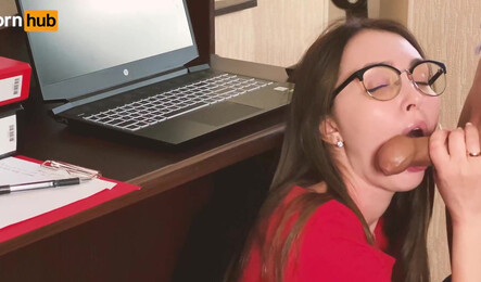 Начальнику надоело скучать на работе и он соблазнил секретаршу на секс!