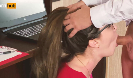 Начальнику надоело скучать на работе и он соблазнил секретаршу на секс!