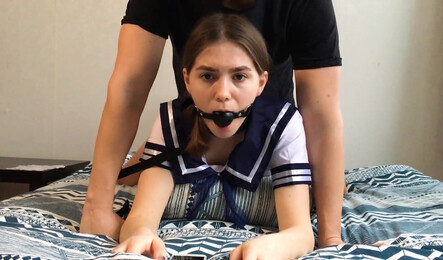 Симпатичная студентка разрешила спустить себе на лицо!