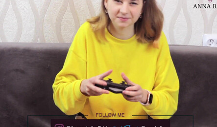 Отвлек девушку от игры, когда очень захотелось секса!