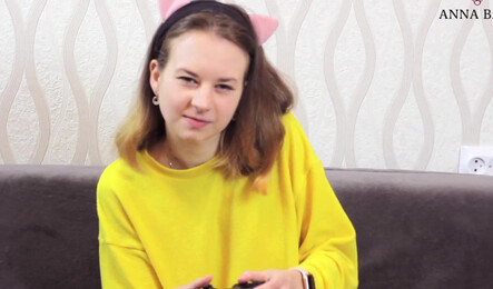 Отвлек девушку от игры, когда очень захотелось секса!