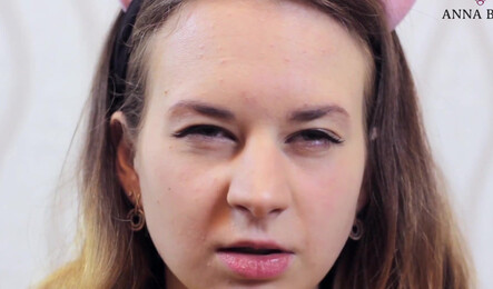 Отвлек девушку от игры, когда очень захотелось секса!