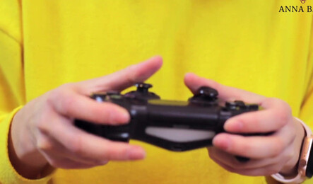 Отвлек девушку от игры, когда очень захотелось секса!