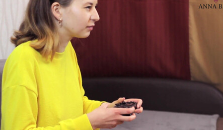 Отвлек девушку от игры, когда очень захотелось секса!