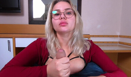 Жена пышка с большой грудью трахается с мужем в отеле!