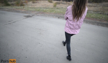 Не сдержалась и дала парню трахнуть себя прямо на улице!