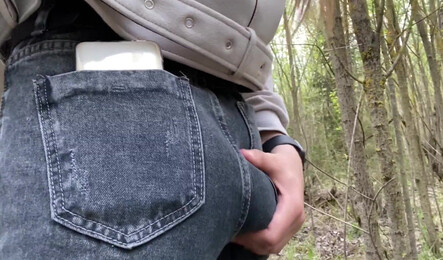 Гулял с подругой в лесу и кончил ей в ротик!