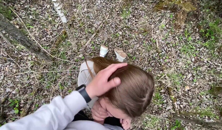 Гулял с подругой в лесу и кончил ей в ротик!