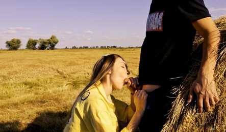 Привез девушку в деревню и трахнул на природе!