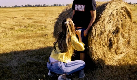 Привез девушку в деревню и трахнул на природе!
