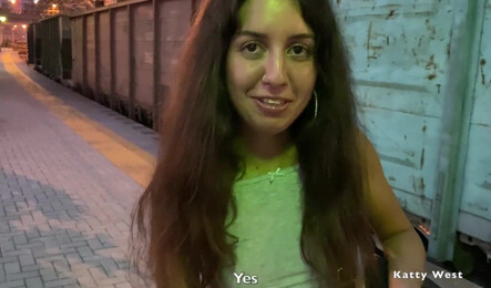 Как русская девушка познакомилась с двумя парнями и дала им прямо в поезде