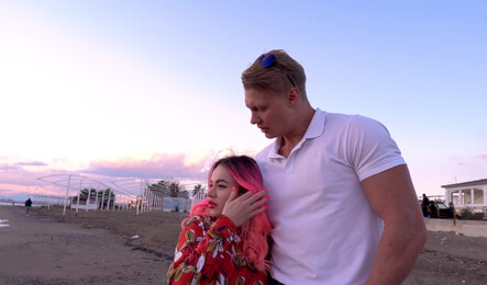 Молодая пара захотела сочного секса после романтической прогулки!