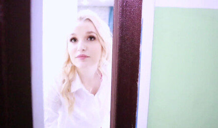 Пока парня нет дома, его девушка изменяет с другом!