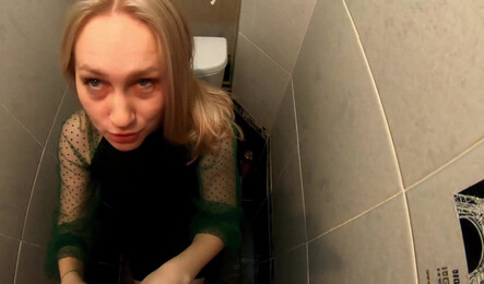 Захотела быстро отсосать парню прямо в туалете!