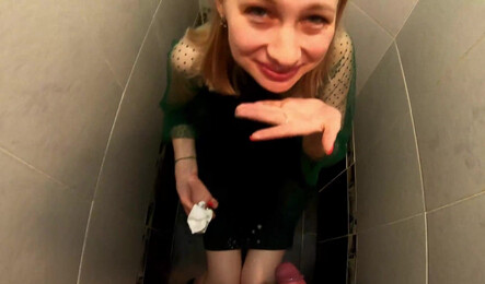 Захотела быстро отсосать парню прямо в туалете!