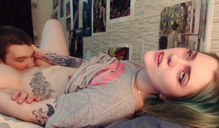 Скромная девушка сладко стонет от кунилингуса, когда парень лижет ей киску!