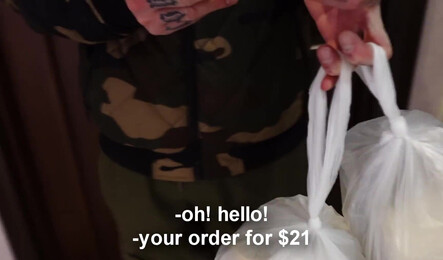 Русская женушка изменяет мужу с доставщиком