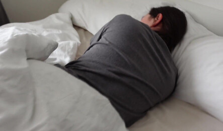 Решил сделать девушке приятно и разбудить ее секом