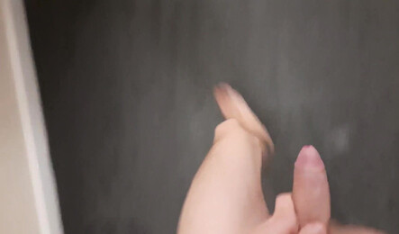 Встретила курьера и дала ему трахнуть себя прямо в коридоре