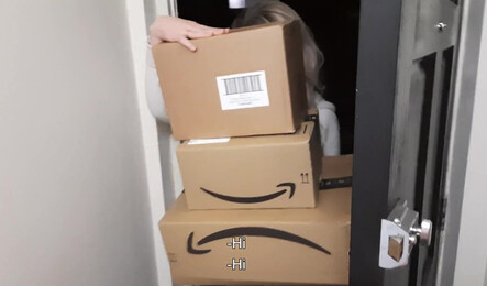 Встретила курьера и дала ему трахнуть себя прямо в коридоре