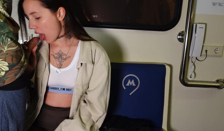 Секс в вагоне метро - русское порно