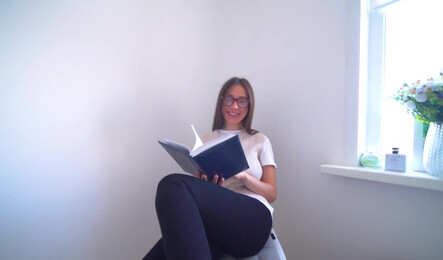 Отвлек девушку от книги и обеспечил себе секс