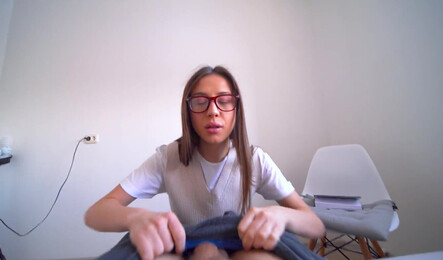 Отвлек девушку от книги и обеспечил себе секс