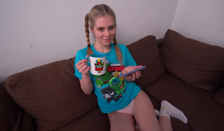 Сводная сестра милашка сидит в телефоне и тем самым соблазняет парня на секс!