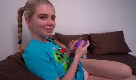 Сводная сестра милашка сидит в телефоне и тем самым соблазняет парня на секс!