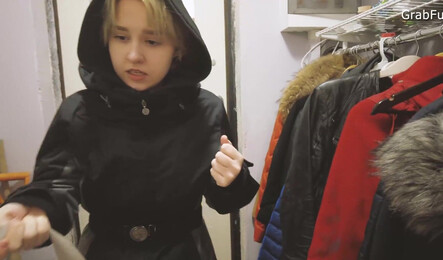 Уговорил на анальный секс русскую парихмахершу - русское порно с сюжетом