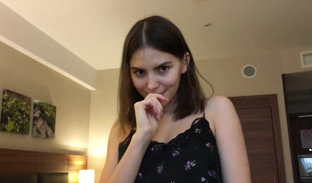 Как русская милашка подзаработала своим нежным телом