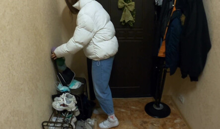 Впустил девушку в свой дом погреться и занялся с ней сексом