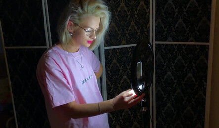 Девушка с Тик-Тока делает парню приятным минет