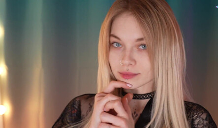 Симпатичная девушка соблазнила парня на член в киску