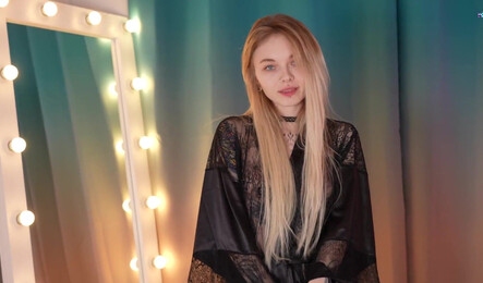 Симпатичная девушка соблазнила парня на член в киску