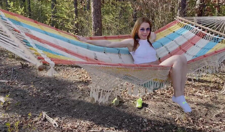 Секс с красивой подругой под открытым небом