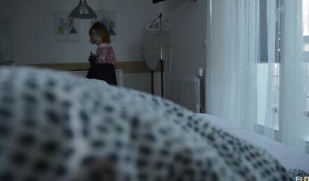 застукала парня на дрочке и захотела секса