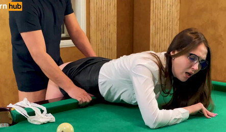 Русская секретарша дает начальнику, пока муж ждет ее дома