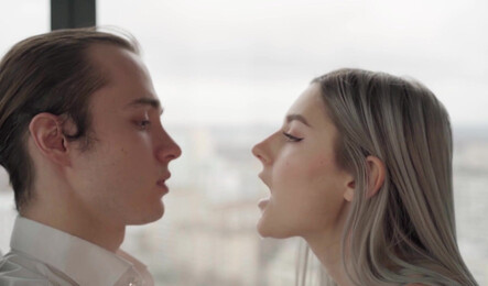 Куколд порно с сексуальной русской девушкой и куни со спермой в киске