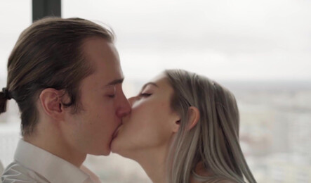 Куколд порно с сексуальной русской девушкой и куни со спермой в киске