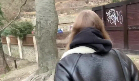 Незнакомый парень уговорил девушку на отсос прямо на улице