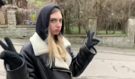 Незнакомый парень уговорил девушку на отсос прямо на улице