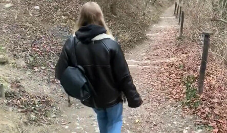 Незнакомый парень уговорил девушку на отсос прямо на улице