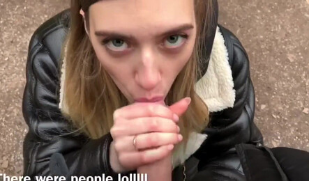 Незнакомый парень уговорил девушку на отсос прямо на улице