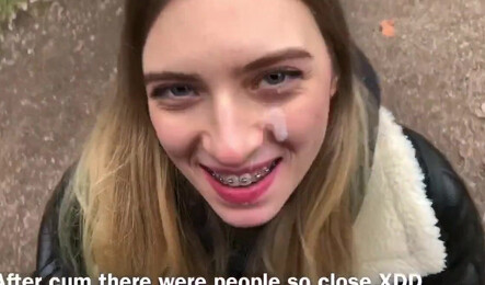 Незнакомый парень уговорил девушку на отсос прямо на улице