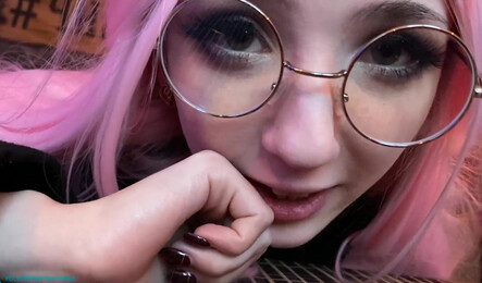 Симпатичная русская девушка получила анальный секс на День Рождения