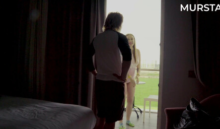 Русская девушка отблагодарила мужика за то что помог